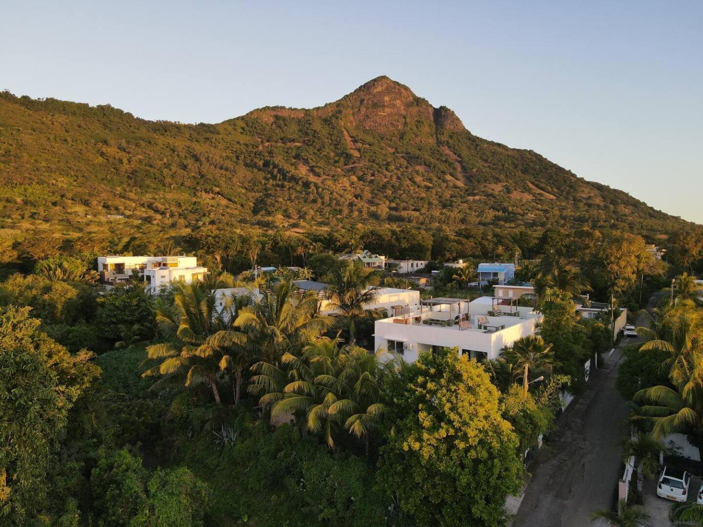 Loukaz -Entire Rental Units W Panoramic Rooftop Coteau Raffin Exterior foto
